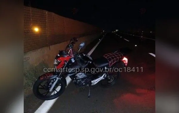 Pedestre morre ao ser atropelado por moto e carreta na SP-255 em Avaré, na segunda-feira (2) — Foto: Reprodução/Artesp